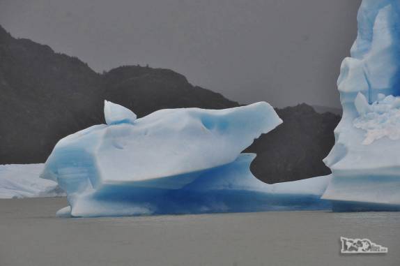 Icebergs que parecem pinturas flutuam no lago Grey, no parque Nacional Torres del Paine, no sul do Chile